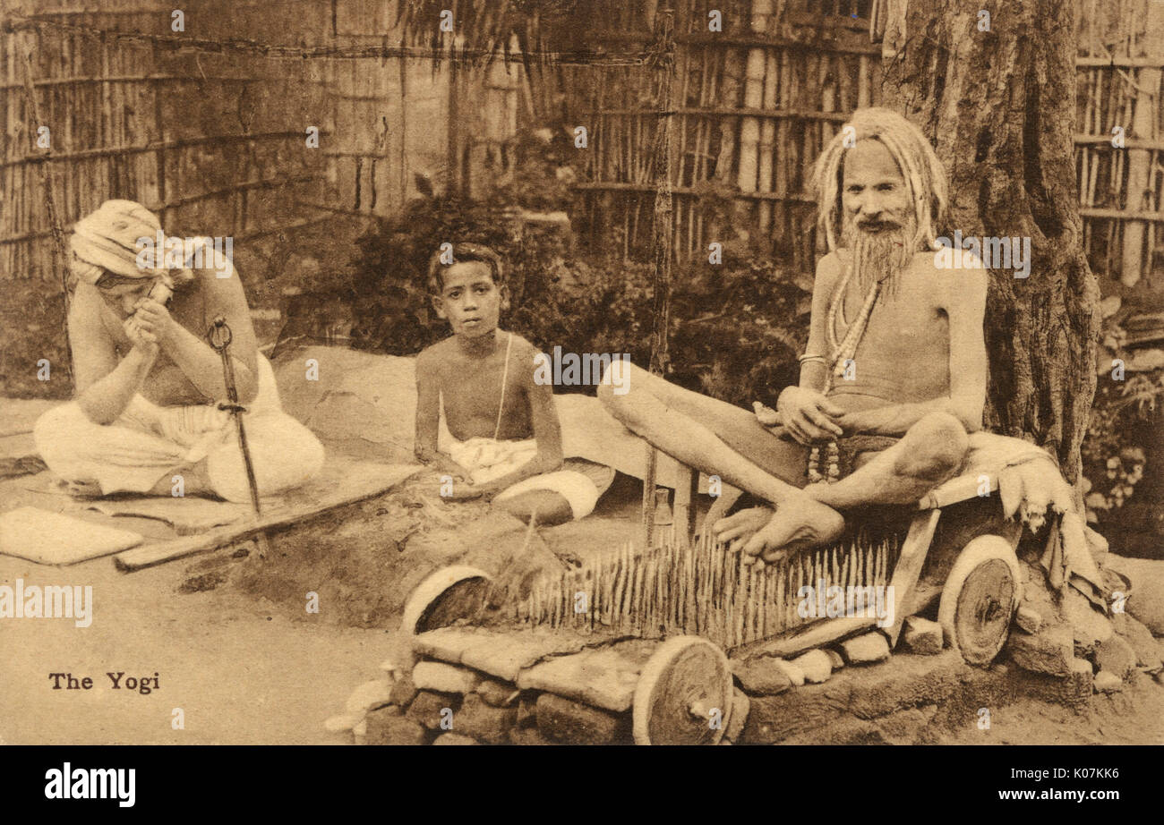 Yogi su letto di chiodi - Serampore, West Bengal, India. Data: 1925 Foto Stock