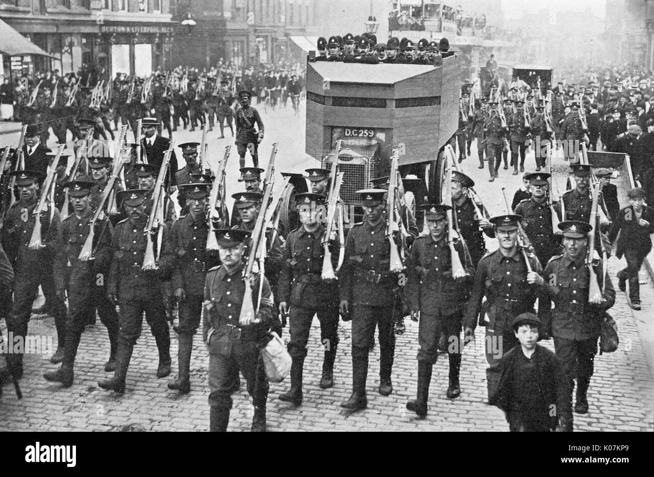 Vehicals blindati e soldati nelle strade di Liverpool Durante gli scioperi. Data: Agosto 1911 Foto Stock