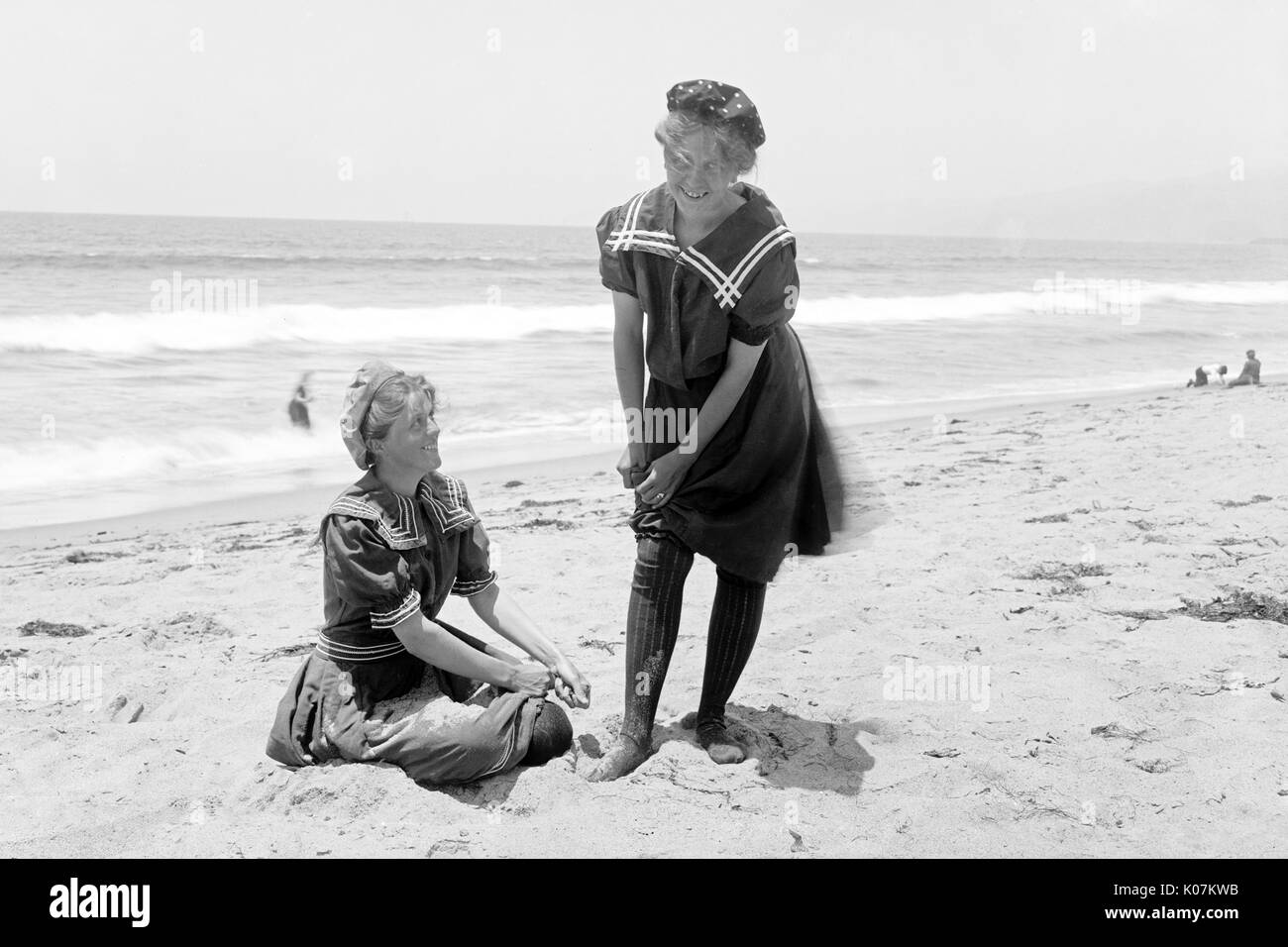 Due donne in costume d'epoca sulla spiaggia in America Foto Stock
