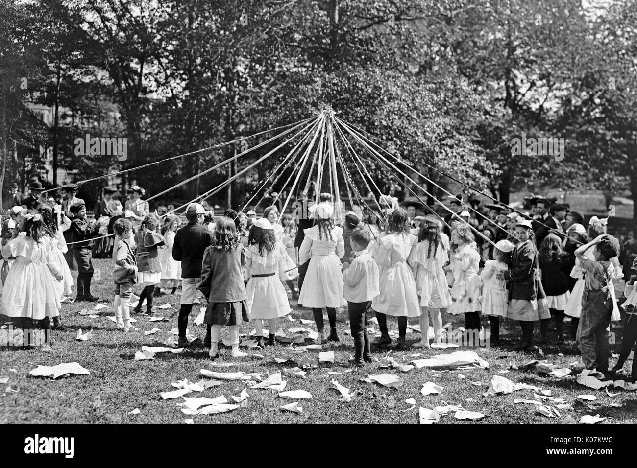 I bambini ballano intorno a un Maypole nel Central Park a New Yor Foto Stock