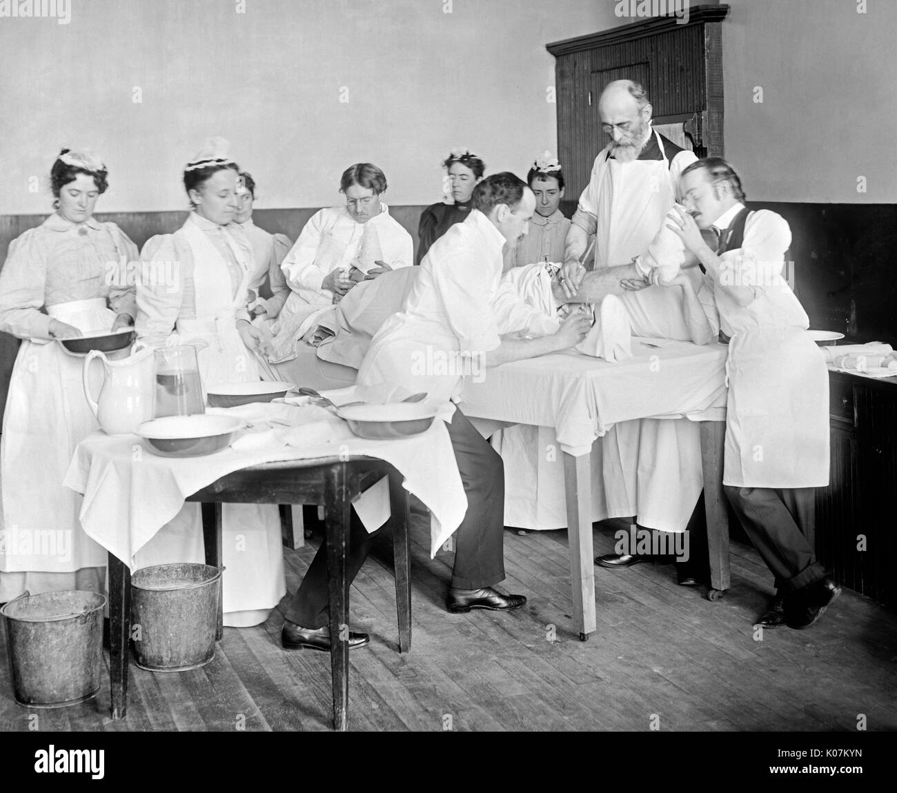 Medico e infermiere il trattamento di un paziente in sala operatoria, Brooklyn Naval Hospital, Brooklyn Navy Yard, New York, Stati Uniti d'America Data: circa 1900 Foto Stock