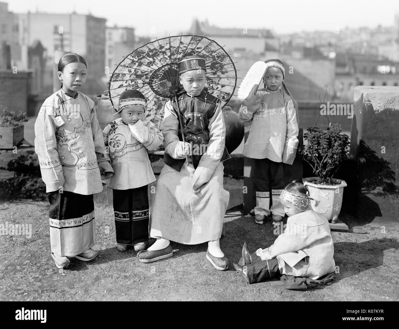 Bambini cinesi americani vestiti con abiti tradizionali Foto stock - Alamy