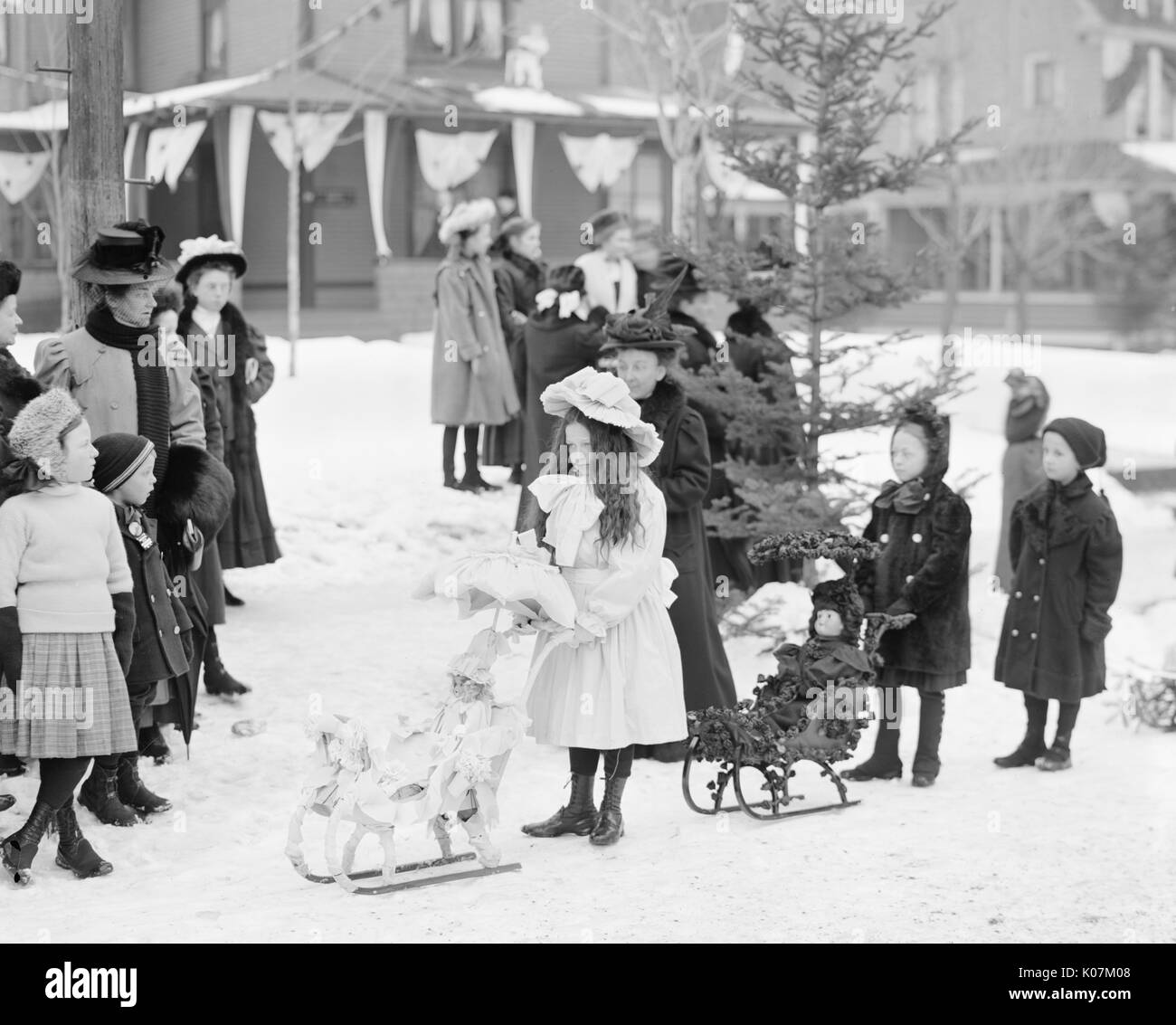 Bambini con bambole su slittini - carnevale metà inverno bambini Foto Stock