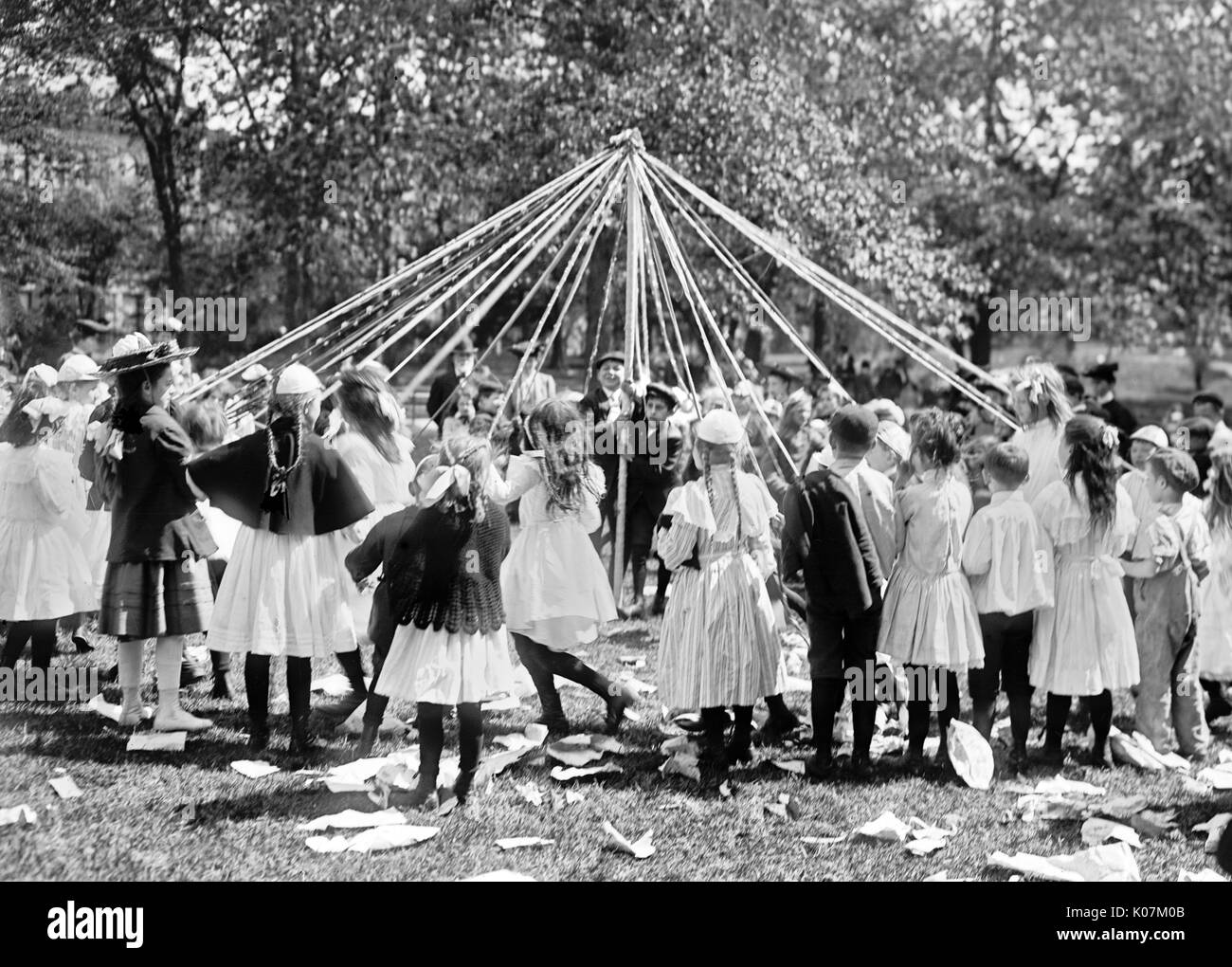 I bambini ballano intorno a un palo di maggio, Central Park, New York C. Foto Stock