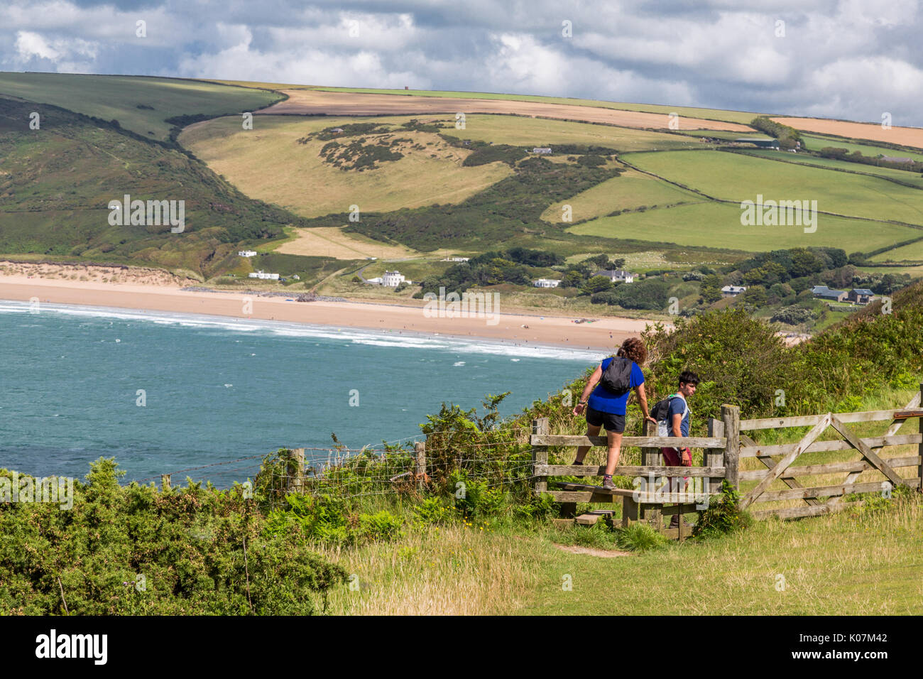 Passeggiate ed escursioni lungo il sentiero costale sul Baggy Point verso la spiaggia di Putsborough nel Devon Nord, Regno Unito, Inghilterra Foto Stock
