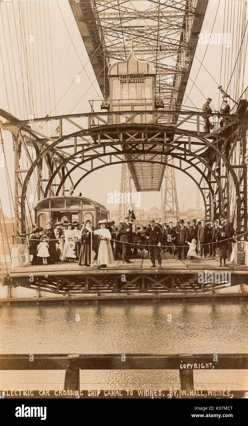 Auto elettrica traversando canale nave da Runcorn a Widnes Foto Stock