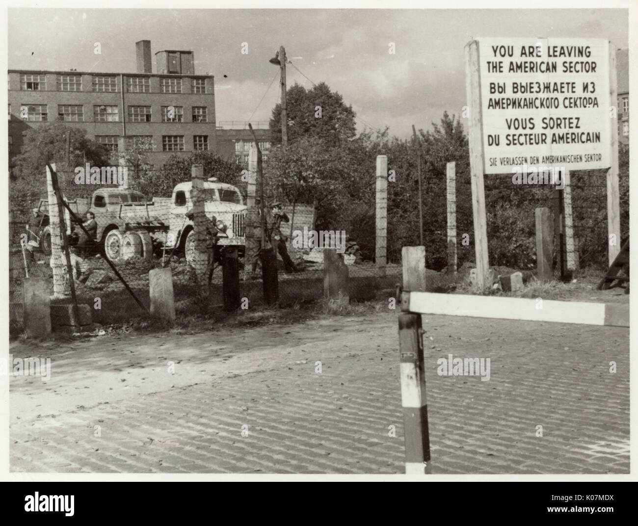 Berlino, Germania - il dopoguerra - Segno avvertimento che "si sta lasciando il settore americano". Data: circa 1947 Foto Stock
