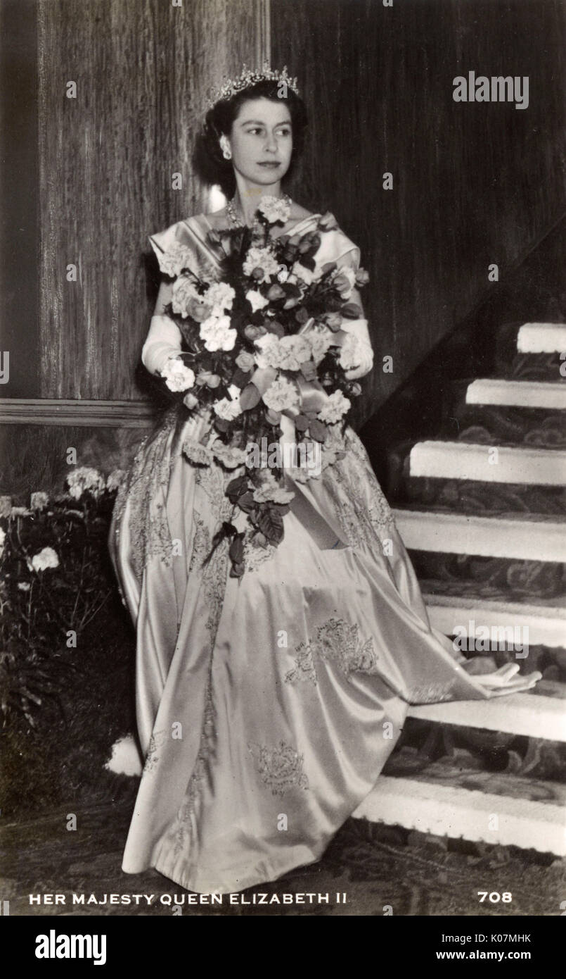 HRH Queen Elizabeth II (1926-)- con grandi bouquet di fiori. Data: circa 1955 Foto Stock