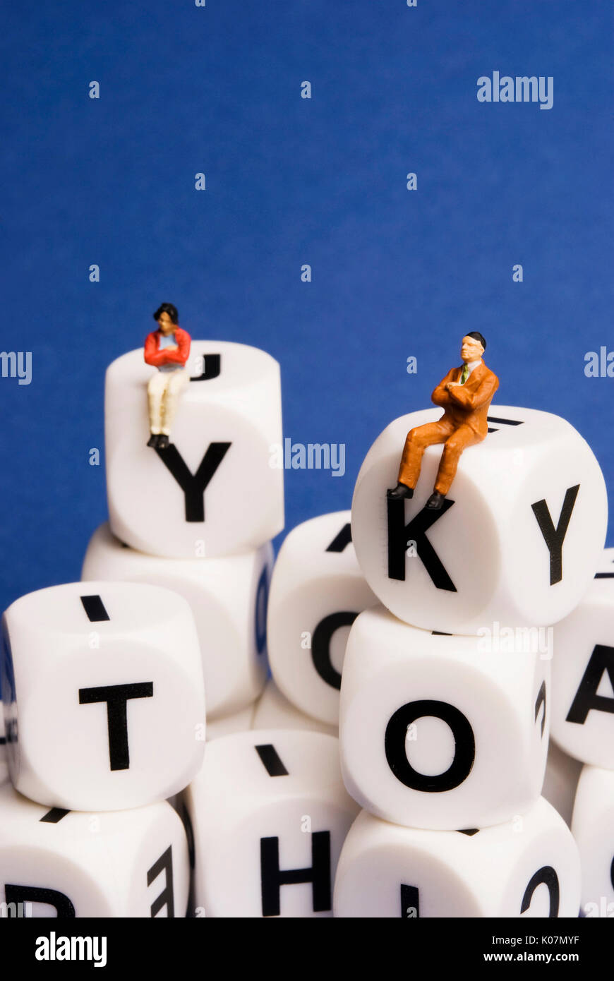 Statuine in miniatura seduta sul dado con lettere dell'alfabeto, social media concept Foto Stock