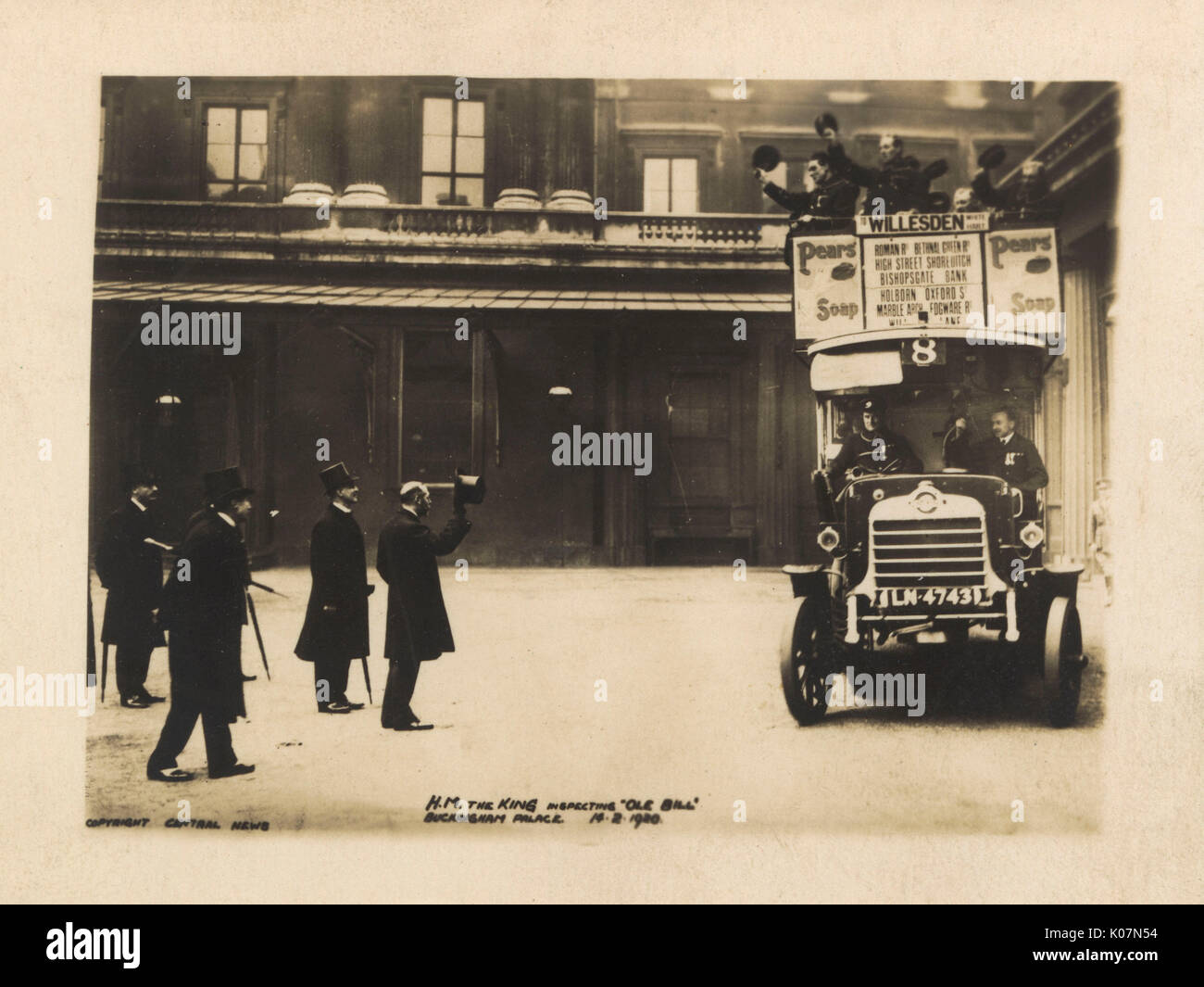 Re Giorgio V controllo Ole 'Bill' (guidata da James Melton e riempito di veterani di guerra) un bus LCC requisite dal dipartimento della guerra che ha visto il servizio in tutto il complesso di WW1 - Buckingham Palace, 14 febbraio 1920. Per contrassegnare questa speciale occasione, il bus è stato decorato e divenne un mobile memoriale di guerra. Una calotta in ottone è stato montato sul cruscotto, ornati delle piastre in ottone per i numeri sono state poste sui lati del cofano e un busto in ottone di Ole Bill, la figura del fumetto creato da Bruce Bairnsfather, formato del tappo radiatore data: 1920 Foto Stock