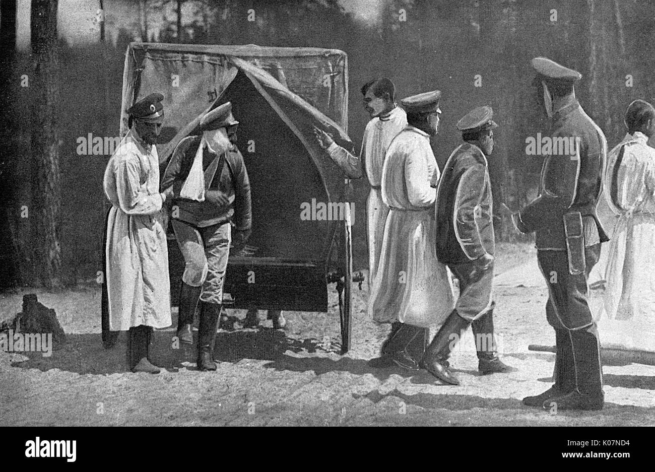 Feriti in arrivo presso l'ospedale da campo, Russia, WW1 Foto Stock