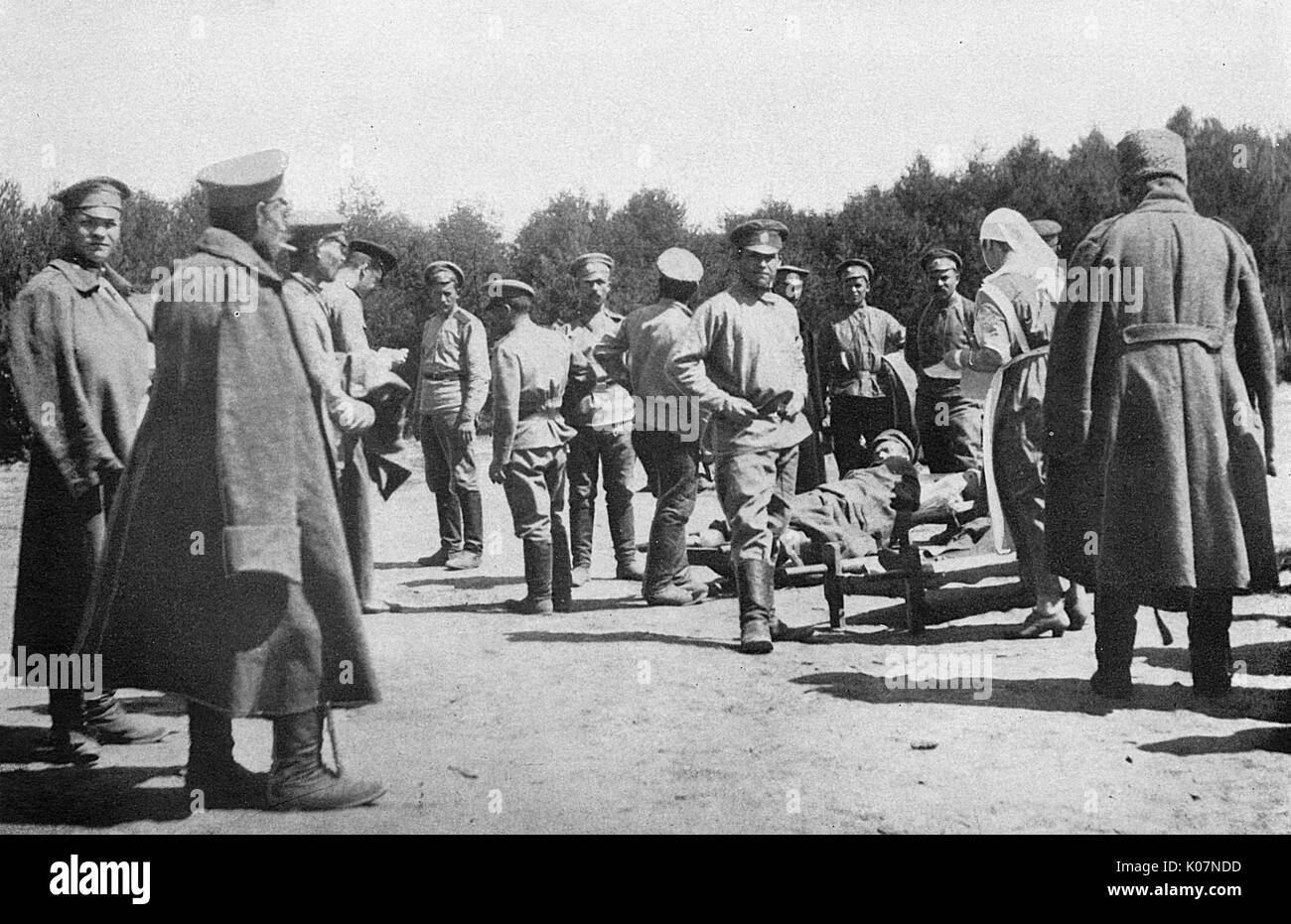 Uomini feriti in attesa di trasporto, Russia, WW1 Foto Stock