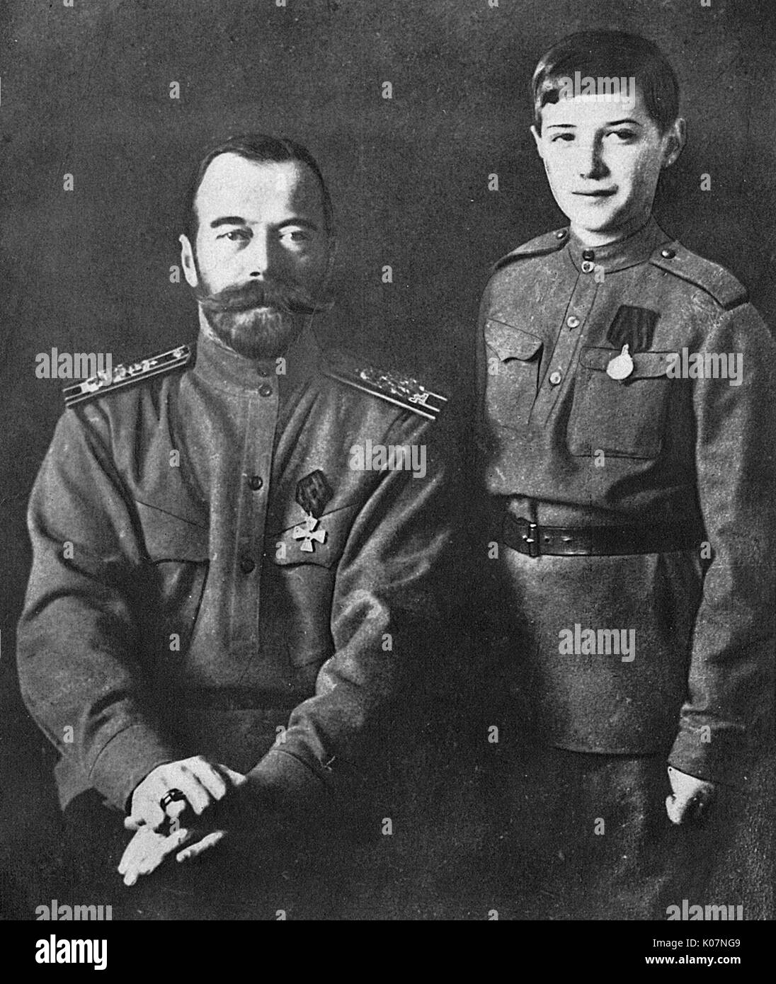 Lo Zar Nicola II di Russia (1868-1918), e suo figlio Alexei Nikolaevich, Tsarevich della Russia (1904-1918), visto qui in uniforme dopo il Tsar ha abdicato. Data: circa 1917 Foto Stock
