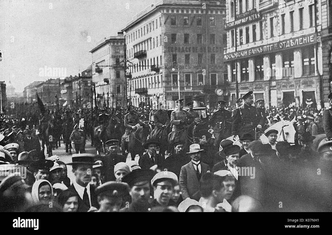 Persone e soldati cossack in una strada russa Foto Stock