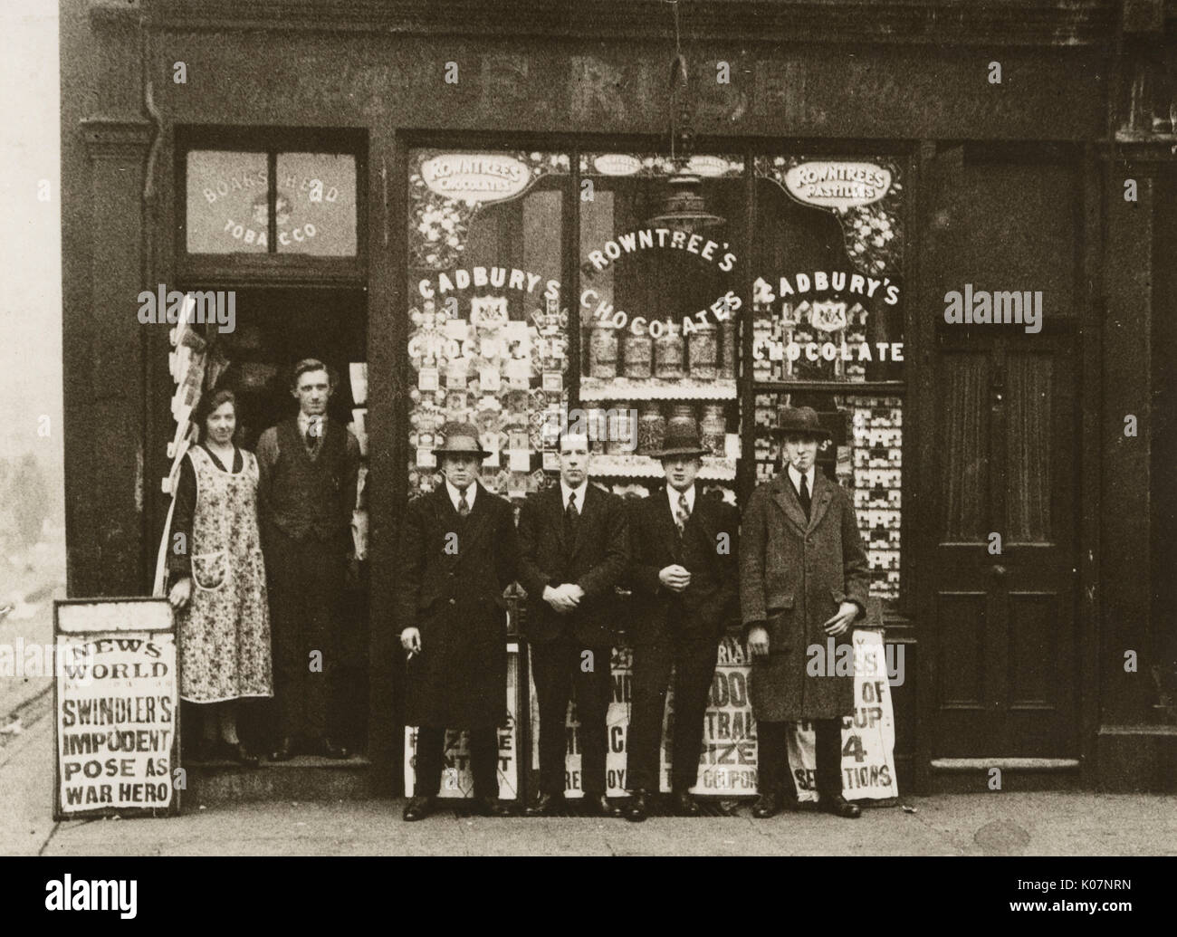 F Rush edicola, tabaccheria e pasticceria, Paradise Street (ora Moxon Street), Marylebone High Street, Londra, con il personale e i clienti che pongono al di fuori di. circa 1920 Foto Stock