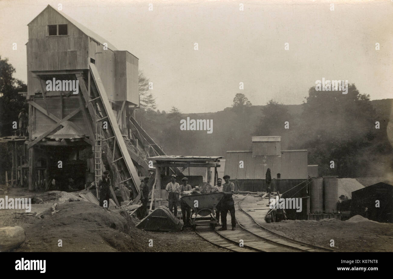 Ferrovia a scartamento ridotto con uomo e vagone skip Foto Stock