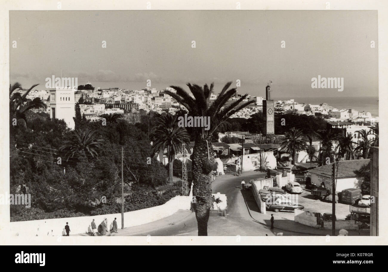 Vista generale di Tangeri (Tangeri, Marocco, con il mare a destra. Data: circa 1950s Foto Stock