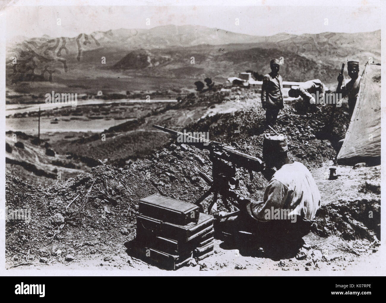 Rif Guerra - franco-marocchino Mitragliatrice post nei monti Atlante, Marocco. Il Rif guerra era un conflitto armato combattuto durante la prima metà degli anni venti tra la potenza coloniale spagna (successivamente unite dalla Francia) e tribù berbere del RIF regione montagnosa, guidato da Abd el-Krim. Dopo la Francia è entrata in conflitto (che fornisce una buona data per questa fotografia) e i principali lo sbarco di truppe spagnole a Al Hoceima, Abd el-Krim si arrese ai francesi e fu preso in esilio. Data: circa 1925 Foto Stock