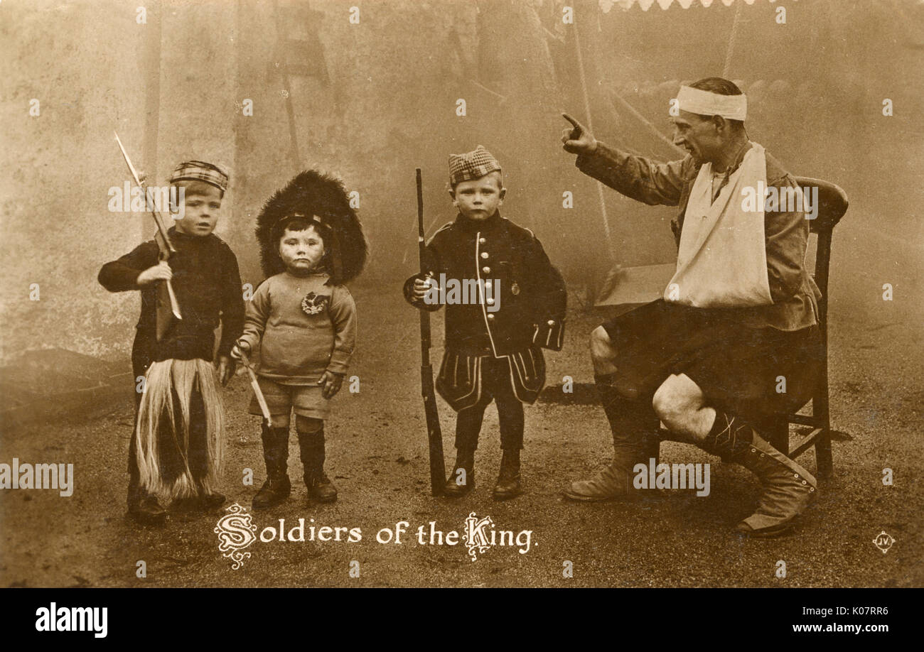 WW1 - Cartolina Patriottica - tre giovani soldati del re stand provocatoriamente, incoraggiato da un ferito Highlander. Data: 1915 Foto Stock