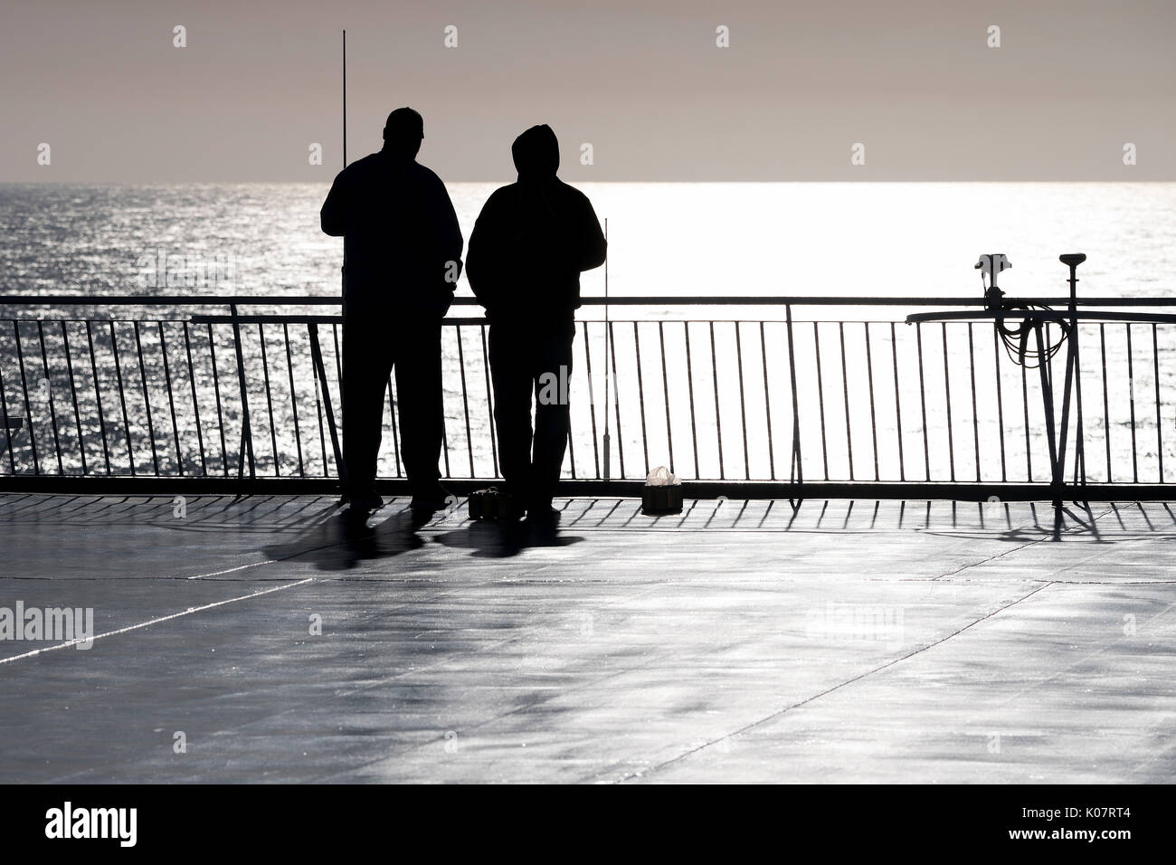 Silhouette, Viaggiatori sul ponte, Norröna traghetto, Mare del Nord, Danimarca Foto Stock