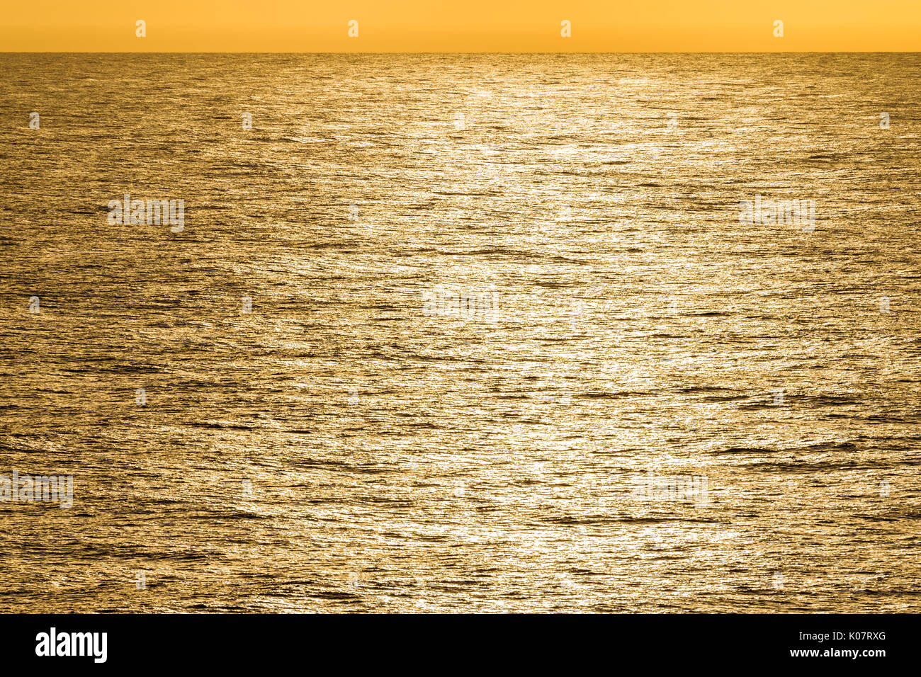 Atmosfera serale, tramonto al mare oceano, superficie, orizzonte, il Mare del Nord Foto Stock