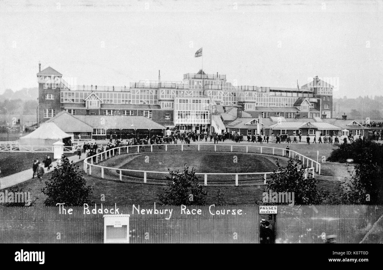 Vista del paddock e tribuna, Newbury Racecourse. Data: circa 1910 Foto Stock