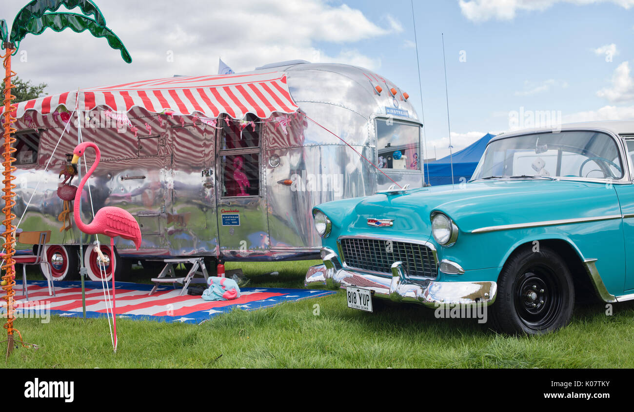 American roulotte Airstream e 1955 Chevrolet Belair a un vintage retrò festival. Regno Unito. Vista panoramica Foto Stock