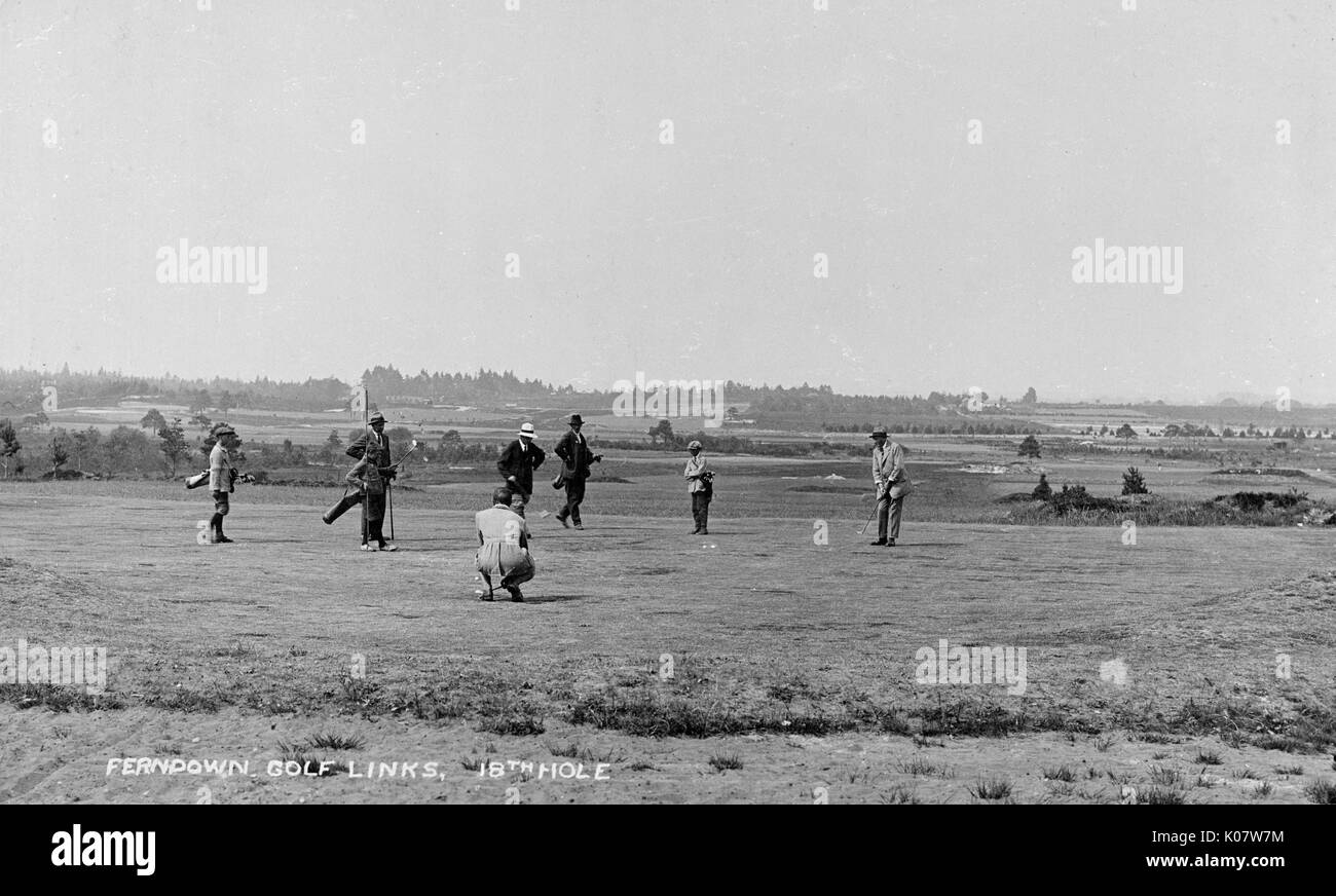 Ferndown Golf Links, Dorset, diciottesimo foro, con persone che giocano a. Data: circa 1910 Foto Stock