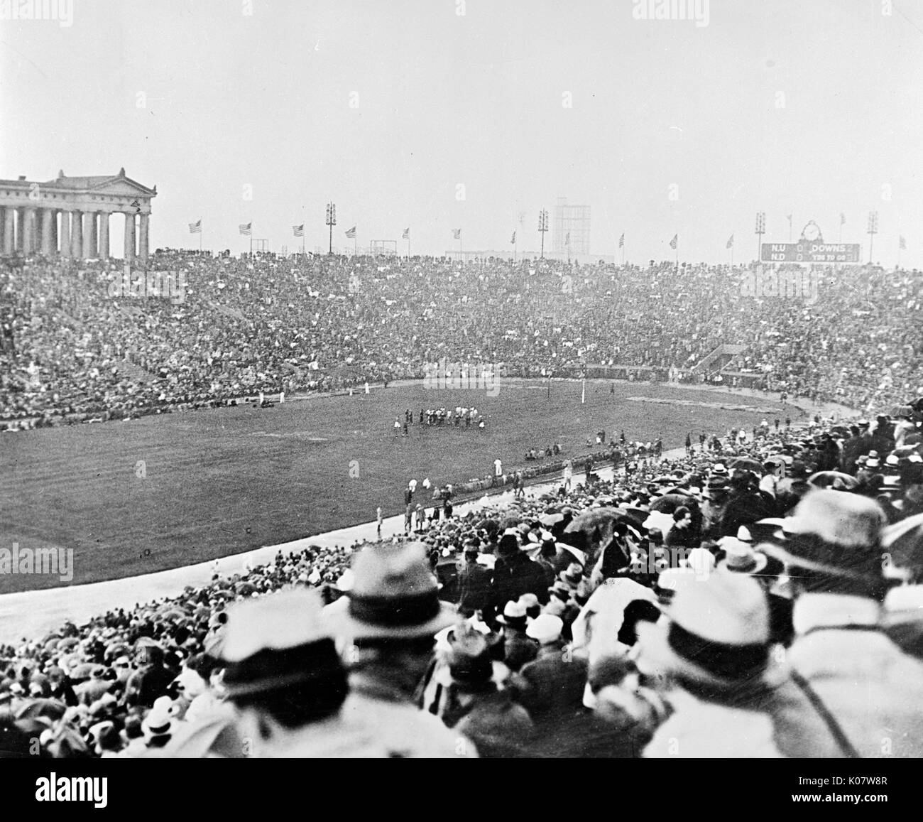 Un americano del gioco del calcio in corso al Soldier Field, Grant Park, Chicago, Illinois, Stati Uniti d'America -- Notre Dame v Northwestern, 10 ottobre 1931. Gli spettatori 75.000 numerati. È stato un pareggio (0-0 nella guida sotto la pioggia. Data: 1931 Foto Stock