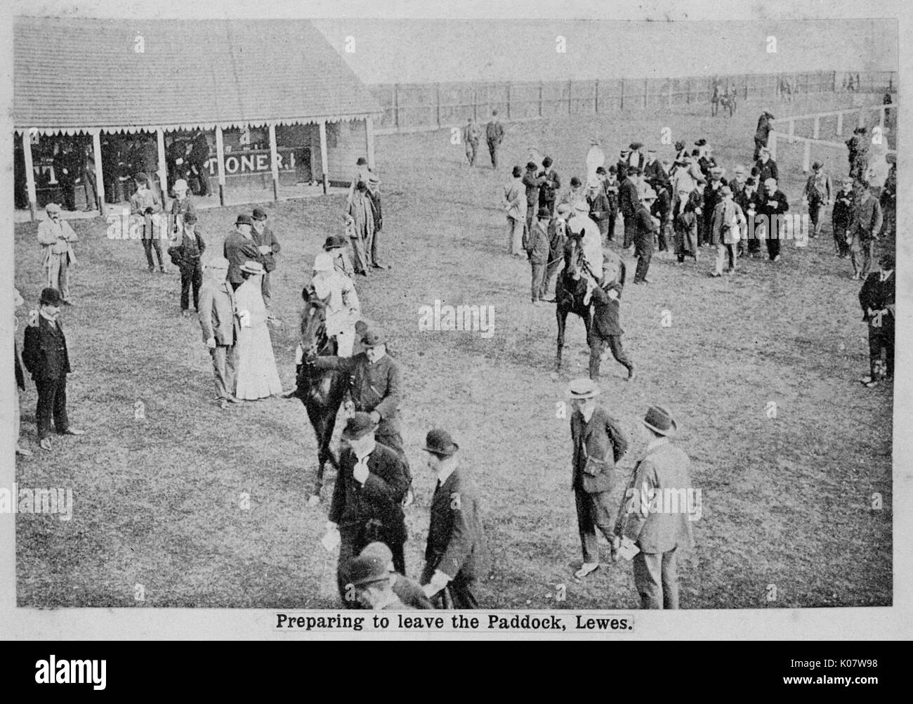 Persone nel paddock all'ippodromo di Lewes, Sussex Foto Stock