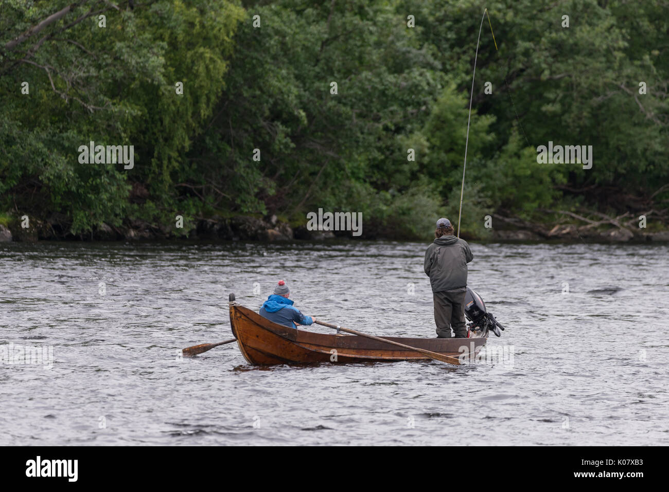 La pesca al salmone, Alta, sul fiume Altaelva, Finnmark, Norvegia Foto Stock