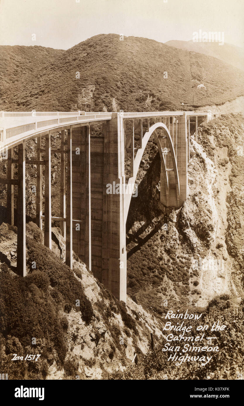 Rainbow Bridge (Mill Creek Bridge, Bixby Creek Bridge), un singolo arco alto ponte inaugurato nel novembre 1932 sul Carmelo - San Simeon autostrada, Big Sur, Monterey County, California, Stati Uniti d'America. Data: circa 1935 Foto Stock