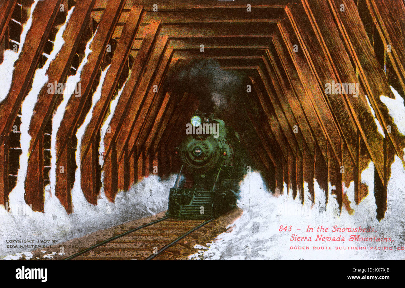 Treno passa attraverso snowsheds sul Pacifico Sud linea rotta Ogden, Sierra Nevada, in California, Stati Uniti d'America. Data: 1907 Foto Stock