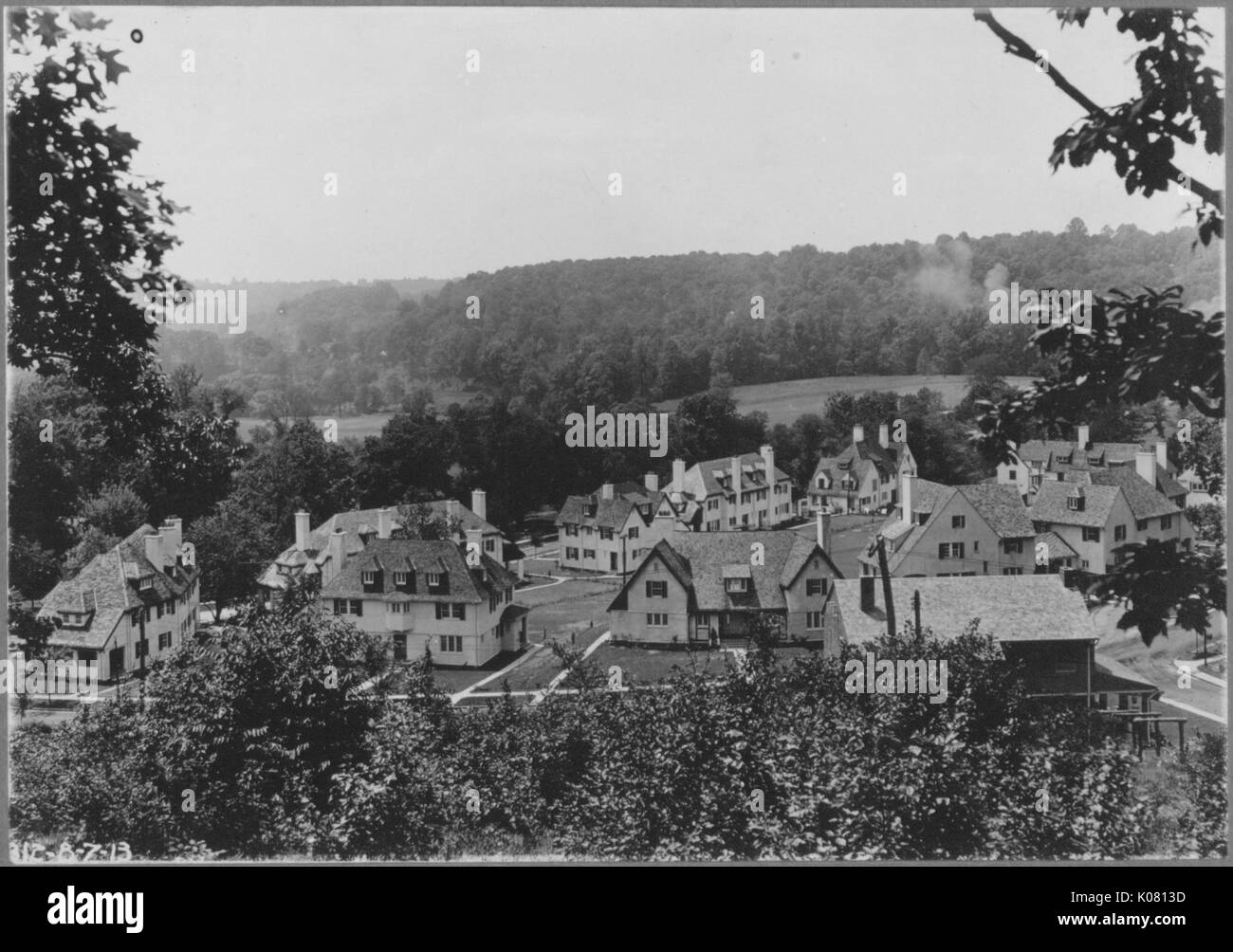 Vista da una elevata area di luce di molte case colorate di seguito, le case sono tutte vicine in prossimità di ciascun altro, Stati Uniti, 1910. Questa immagine viene da una serie di documentare la costruzione e la vendita di case nel parco di Roland/Guilford quartiere di Baltimora, un tram sobborgo e una delle prime comunità prevista negli Stati Uniti. Foto Stock