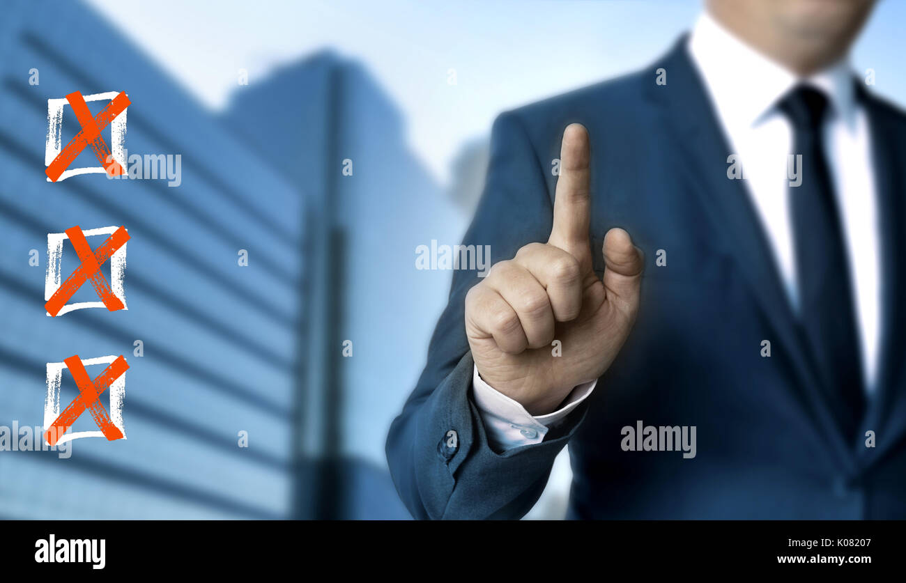 Elenco di controllo touchscreen è mostrato da parte dell'imprenditore. Foto Stock