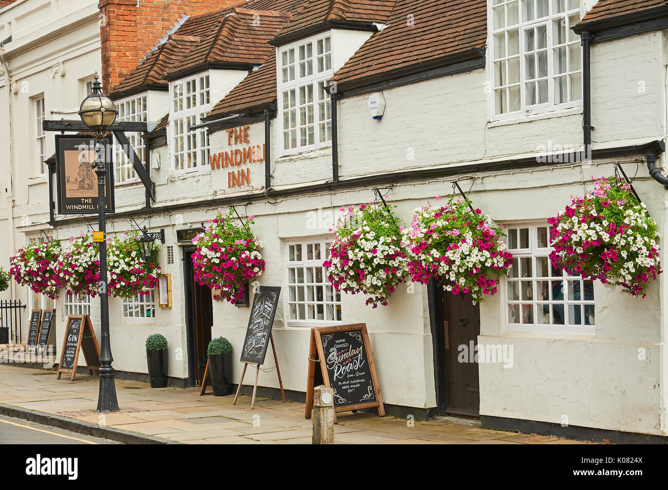 Il Windmill Inn in Stratford upon Avon, decked out in colorate nei cestini appesi. Foto Stock
