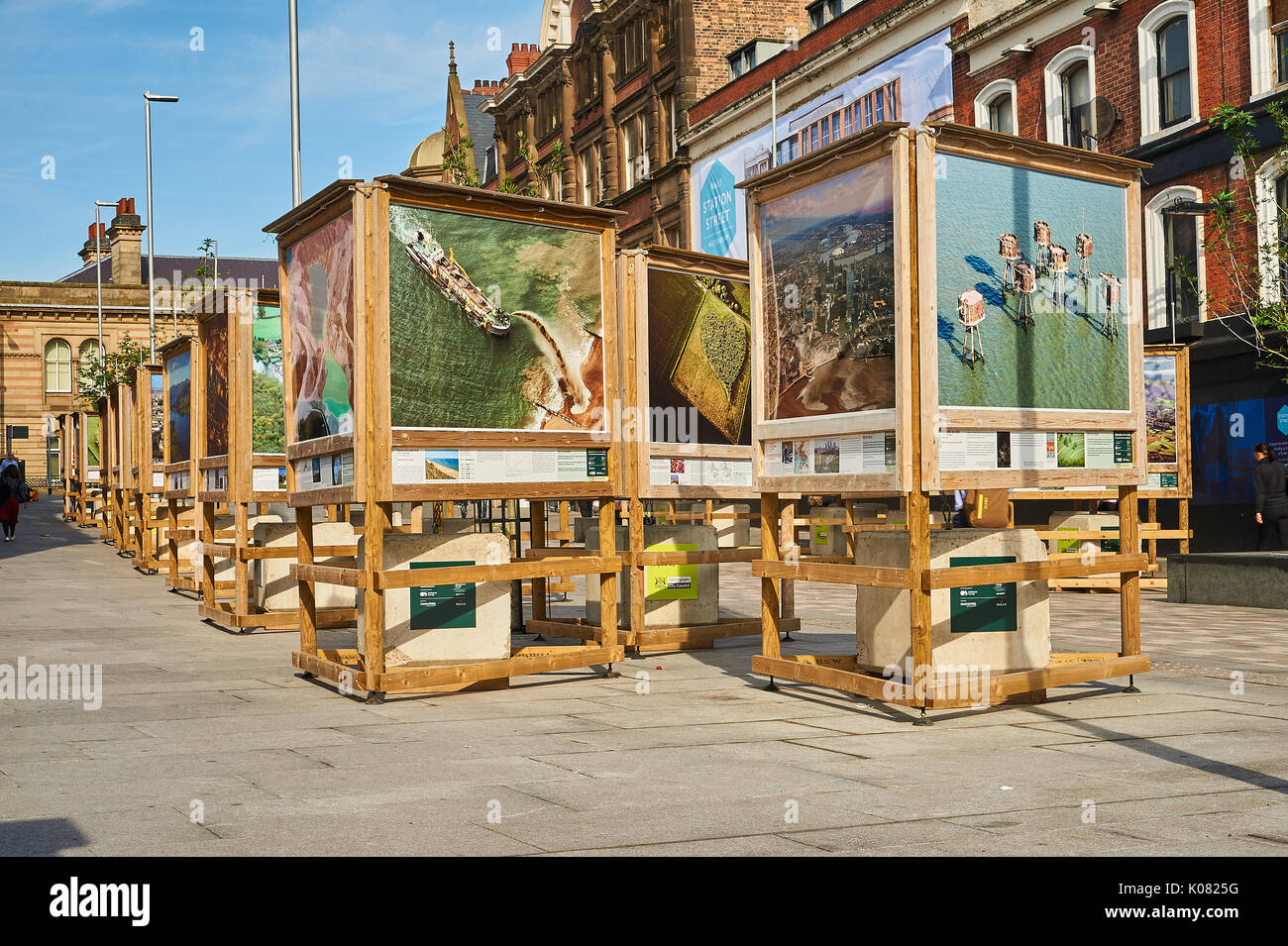 Arte di strada sulla nuova zona pedonale di strada della stazione in Nottingham Foto Stock