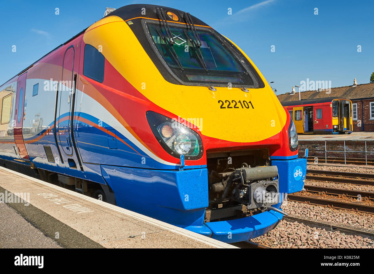 Il front end semplificata di una classe 222 treni passeggeri, in suggestiva East Midlands i colori dei treni Foto Stock