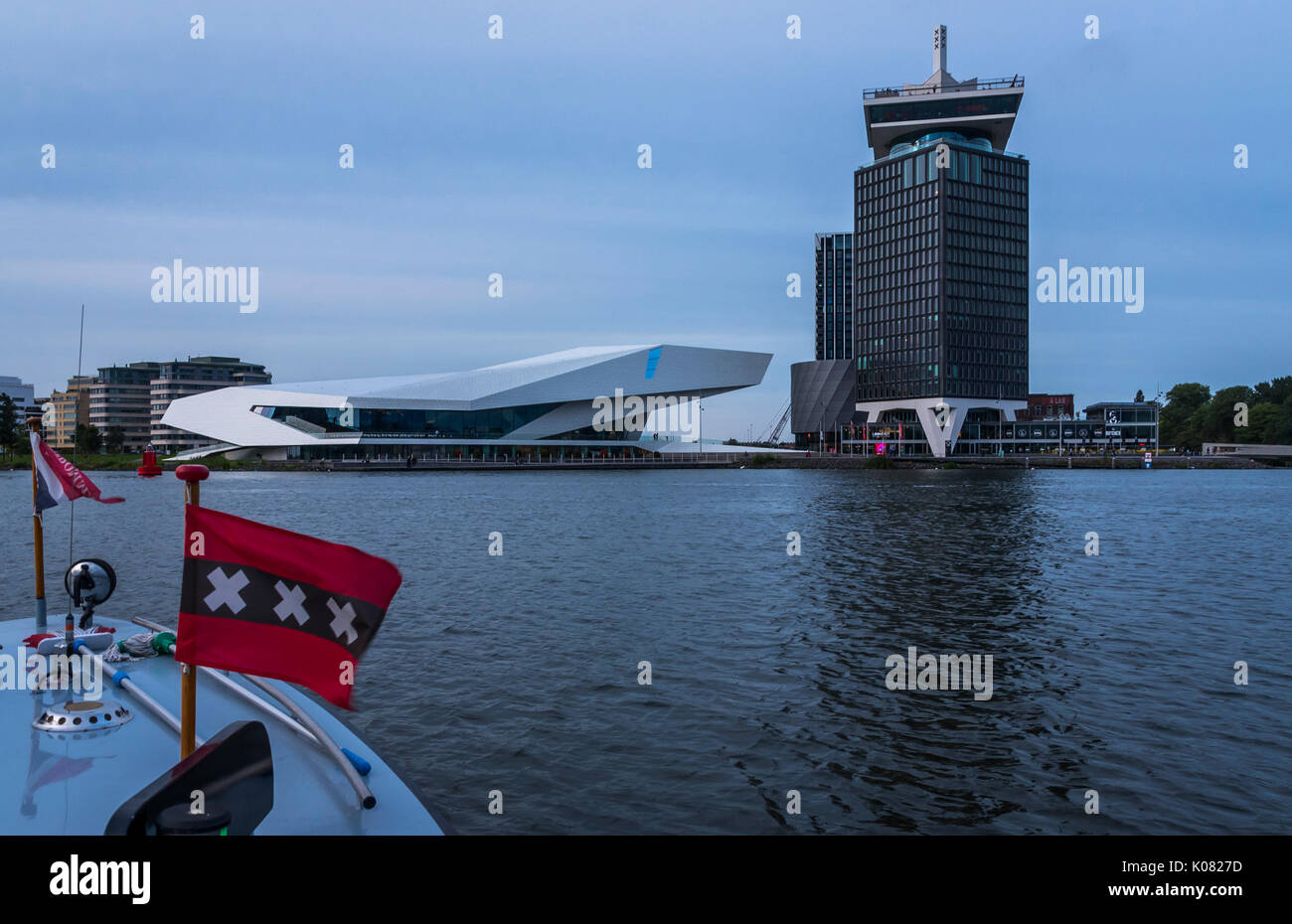 Occhio film museum e ex edificio shell con bandiera di Amsterdam in Amsterdam, Paesi Bassi. Foto Stock