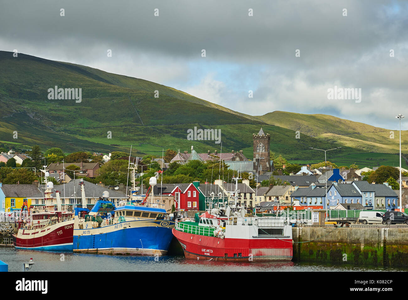 Dingle, nella contea di Kerry in Repubblica di Irlanda e una collezione di barche da pesca sono ormeggiate nel piccolo porto di lavoro. Foto Stock
