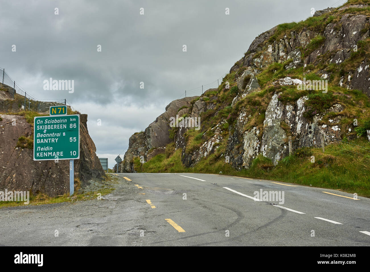Molls Gap sul Ring of Kerry route nella Contea di Kerry, Irlanda è una lacuna nel paesaggio arido dove la strada scende attraverso a Kenmare. Foto Stock