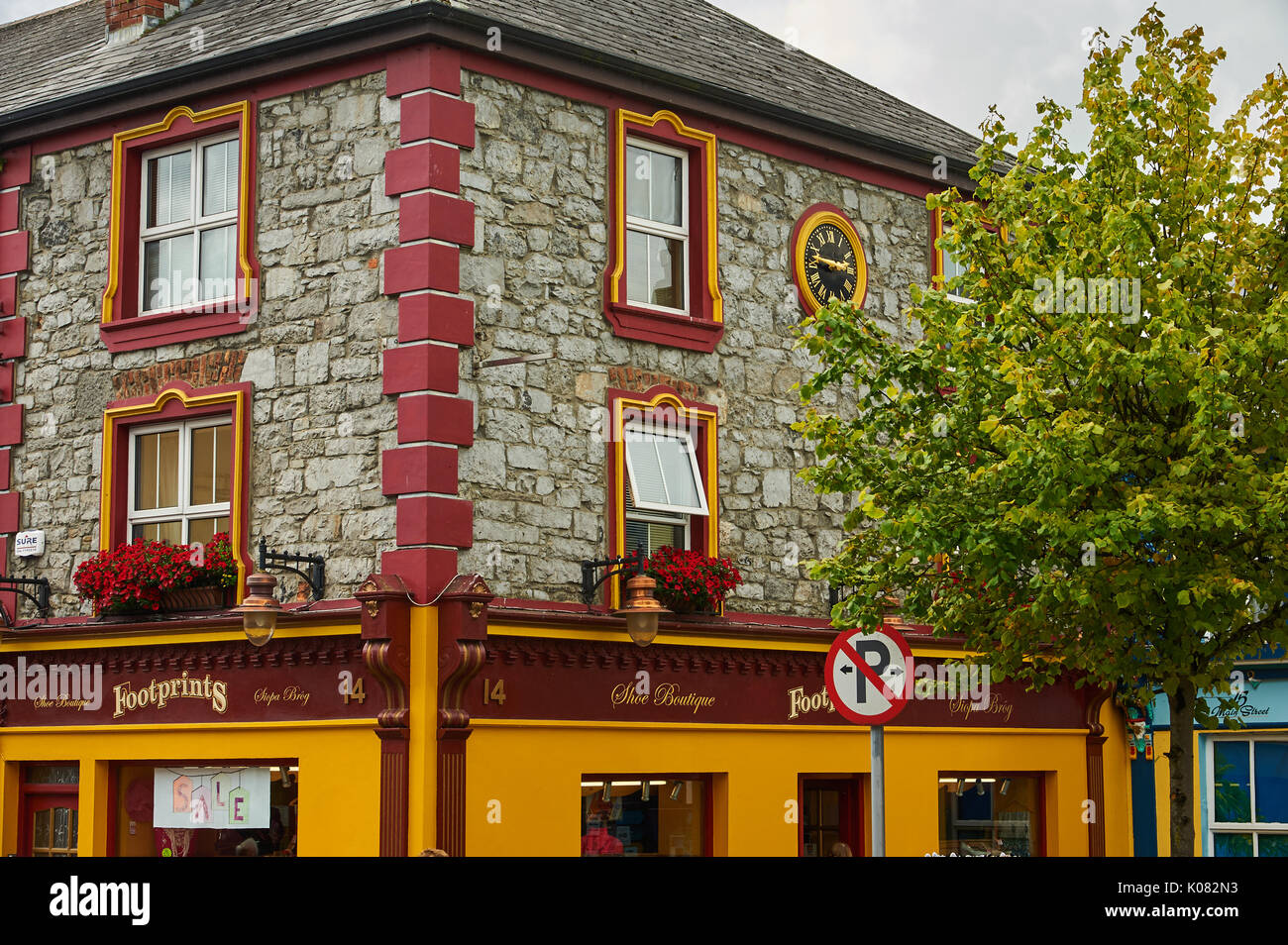 Edificio di pietra nella piccola piazza del mercato nel centro di Listowel, nella contea di Kerry, Irlanda Foto Stock