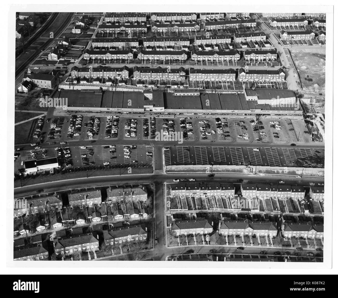 Vista aerea di Northwood Shopping Center parcheggio, decine di aree residenziali e di alberi che circondano Northwood Shopping Centre, Baltimore, Maryland, 1951. Foto Stock