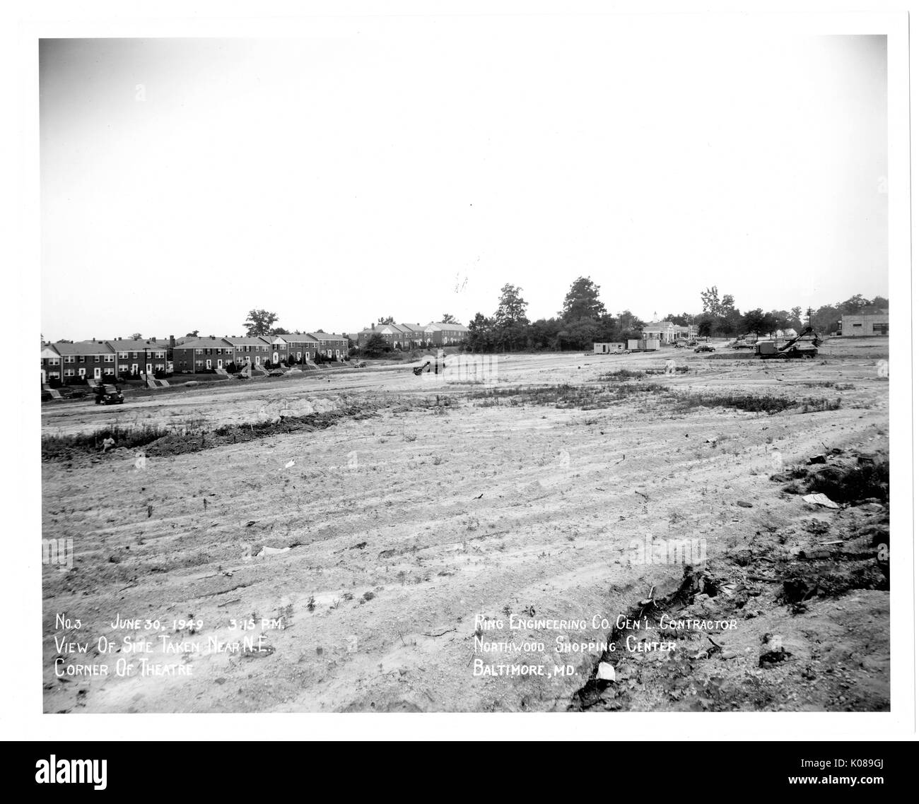 Fotografia del sito non sviluppate per il Northwood Shopping Center a Baltimora, Maryland, con edifici residenziali e gli alberi in background, Baltimore, Maryland, Giugno 30, 1949. Foto Stock