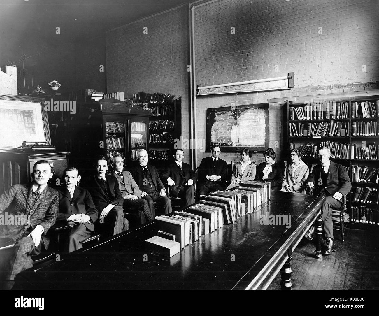 Fotografia di gruppo all'interno di McCoy Hall del seminario tedesco alla Johns Hopkins University, Baltimora, Maryland, 1915. Foto Stock