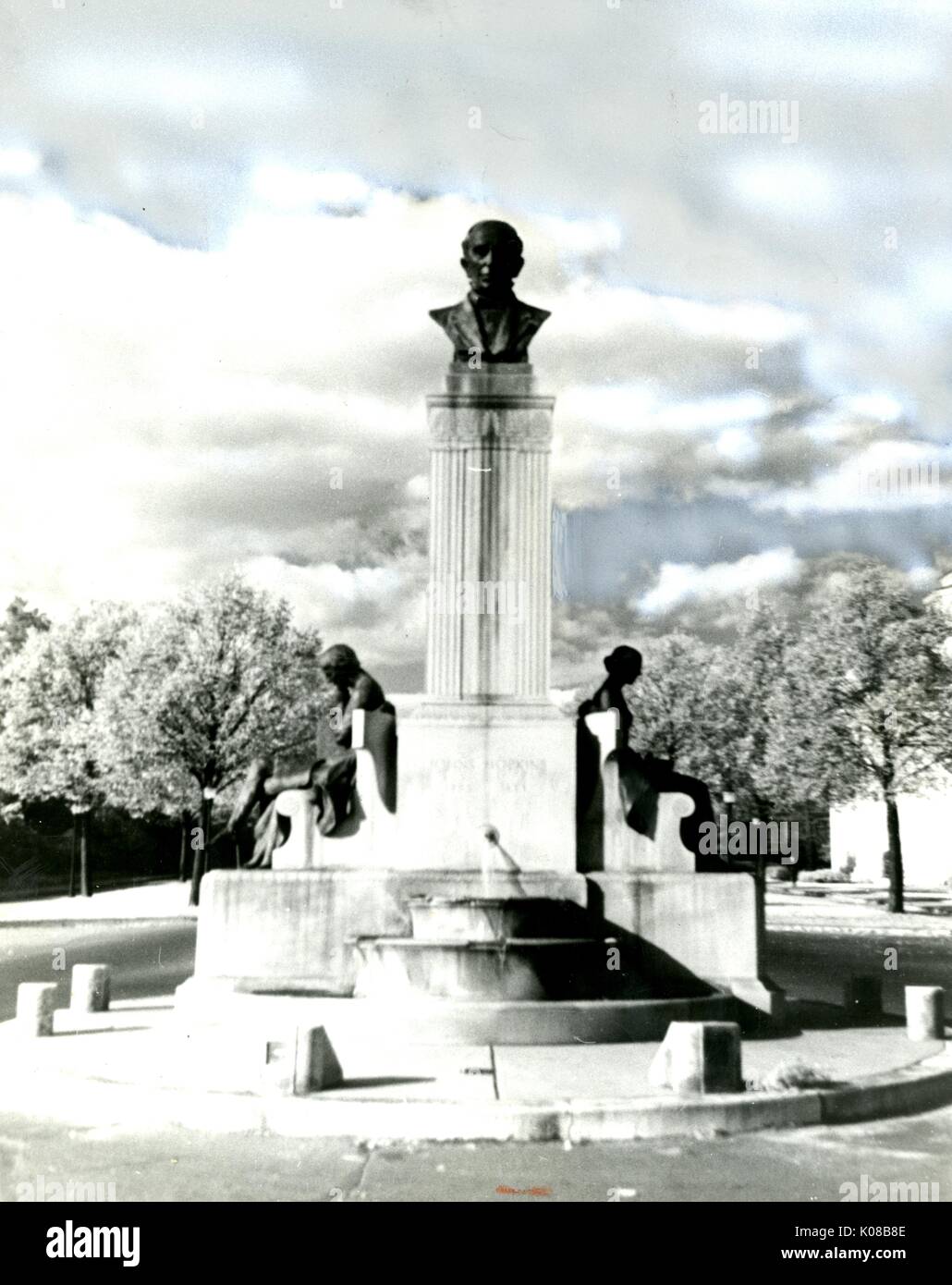 Fotografia del monumento, Johns Hopkins scultura, precedentemente situato in Charles Street a 34th Street, si trova ora a Charles e xxxiii Street, con disegno di miglioramento, Baltimore, Maryland, 1950. Foto Stock