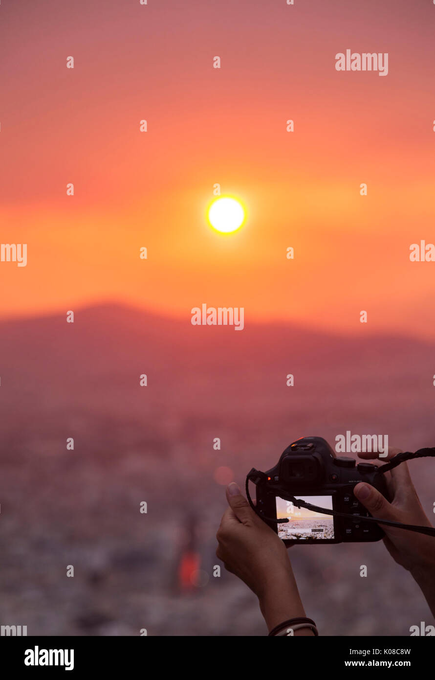 Scattare le foto del tramonto, ad Atene, in Grecia. Foto Stock