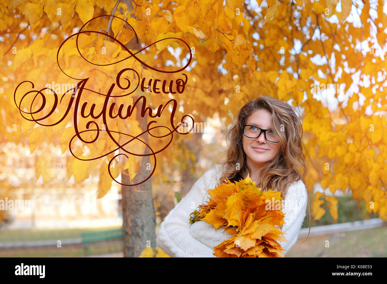 Ciao autunno calligraphy lettering testo. bella ragazza in autunno di occhiali per la visione in giallo lea Foto Stock