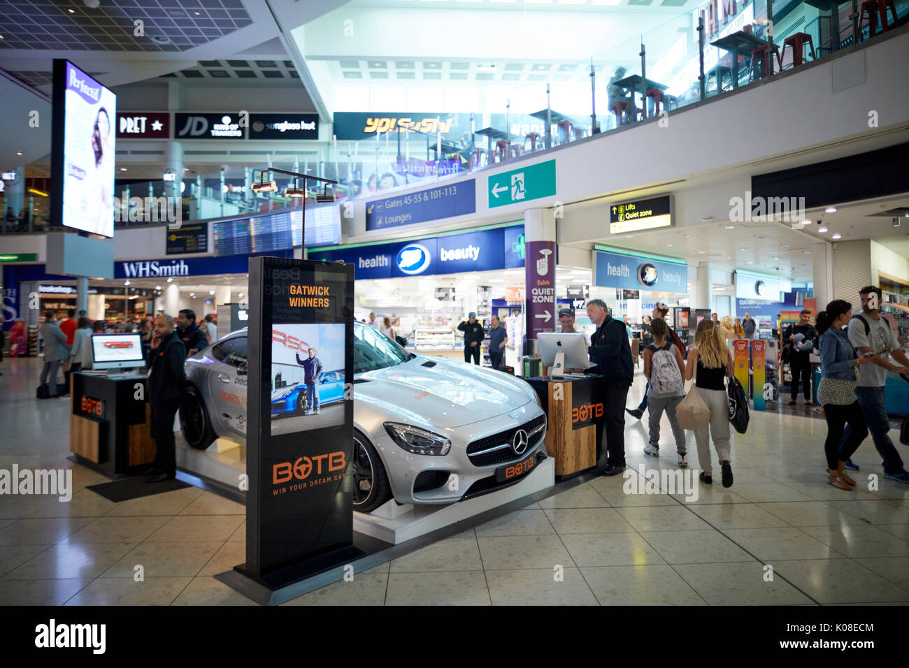 Vinci un auto BOTB concorsi all'interno del Terminal Nord all'Aeroporto Internazionale di Gatwick Foto Stock
