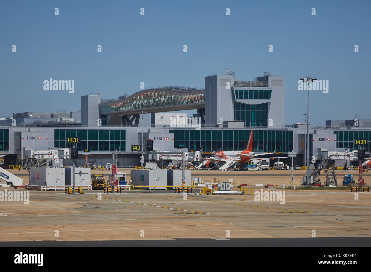 Low cost carrier bilancio EasyJet dell'aeroporto di Gatwick North Terminal Foto Stock